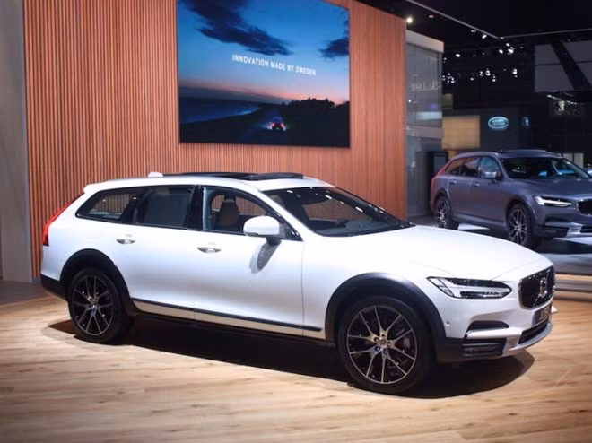 Volvo V90 and V90 Cross Country 2017.