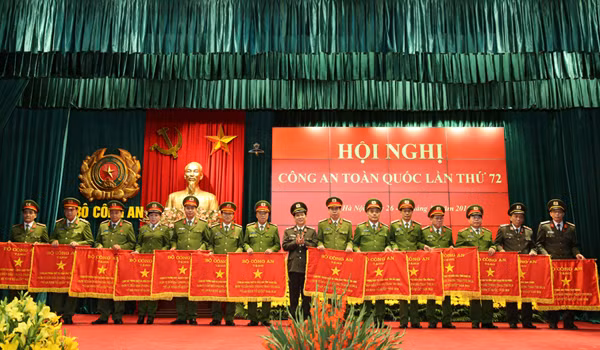 Thứ trưởng Nguyễn Văn Sơn trao trao Cờ thi đua xuất sắc của Bộ Công an tặng Công an các đơn vị, địa phương.