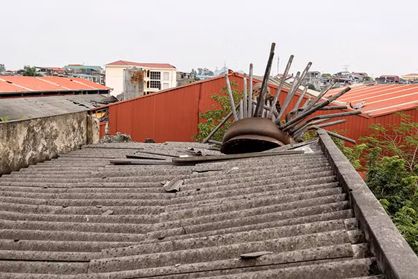 Một phần của nồi hơi vẫn còn ghim trên mái nhà.