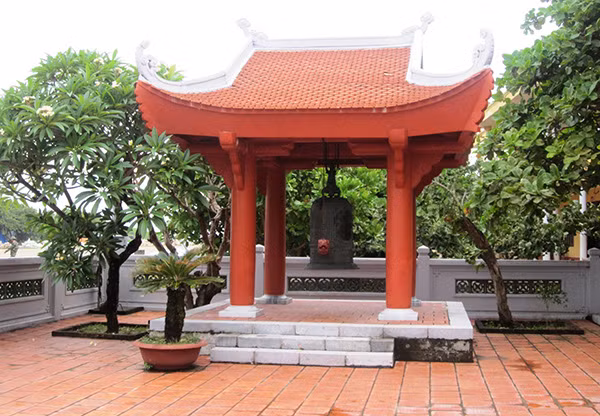 Vọng chuông cầu siêu cho các anh hùng liệt sĩ tại Trường Sa lớn.