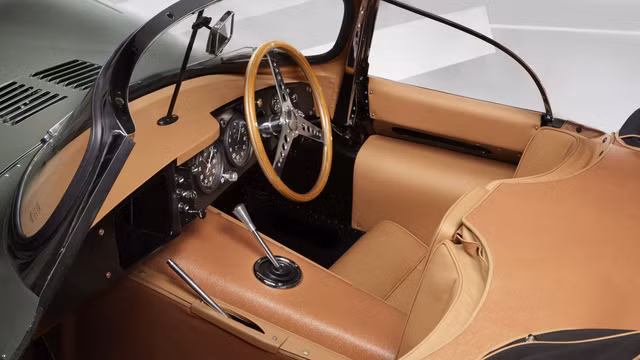 Nội thất bọc da sang trọng mà thể thao của Jaguar XKSS. Nội thất bọc da sang trọng mà thể thao của Jaguar XKSS.