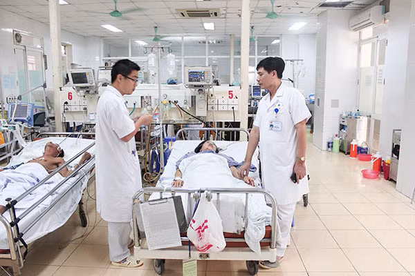 Các thầy thuốc Bệnh viện 19-8 thăm khám cho chị H., người vừa thoát chết trong gang tấc. Ảnh chụp chiều 30-9.