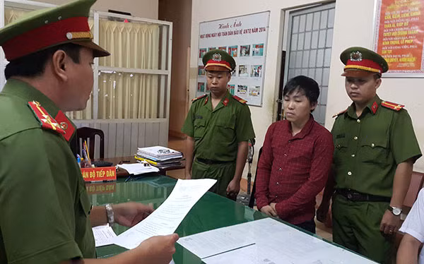 Công an thị xã Long Mỹ (Hậu Giang) đọc lệnh bắt tạm giam đối với Sang (áo ca-rô) do “Giao cấu với trẻ em”. Công an thị xã Long Mỹ (Hậu Giang) đọc lệnh bắt tạm giam đối với Sang (áo ca-rô) do “Giao cấu với trẻ em”.