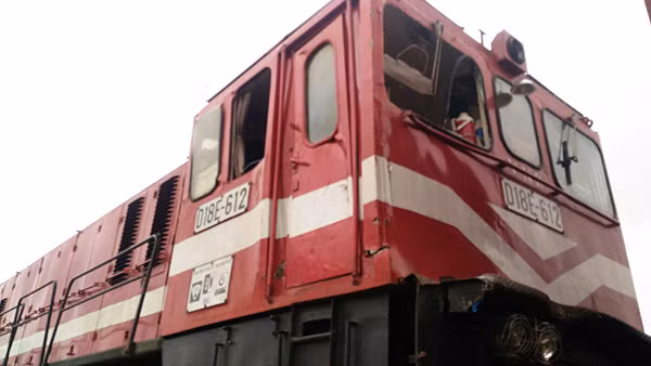 Đầu tàu hỏa bị hư hỏng nặng.