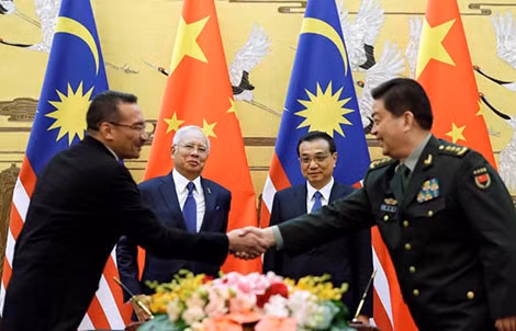 Thủ tướng Najib Razak (hàng sau, bên trái) và Thủ tướng Lý Khắc Cường chứng kiến lễ ký kết hợp tác quốc phòng giữa Trung Quốc và Malaysia. Thủ tướng Najib Razak (hàng sau, bên trái) và Thủ tướng Lý Khắc Cường chứng kiến lễ ký kết hợp tác quốc phòng giữa Trung Quốc và Malaysia.