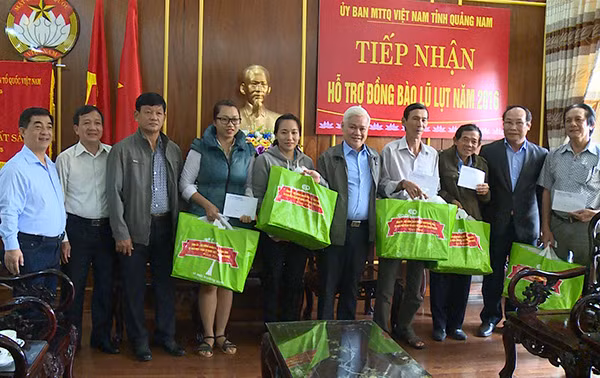 Bí thư Tỉnh ủy Bình Phước (thứ 5 từ phải sang) tặng quà cho người dân tỉnh Quảng Nam.