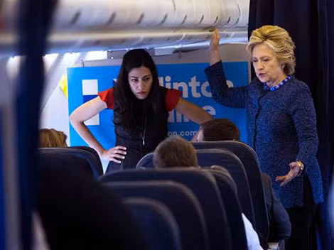 Bà Hillary Clinton và trợ lý thân cận Huma Abedin trong một chuyến đi vận động gần đây nhất.