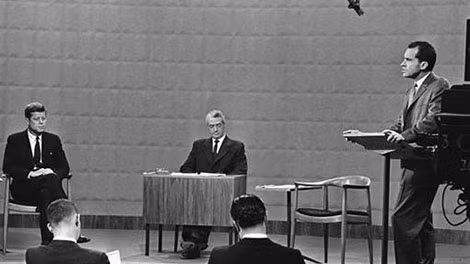 John F. Kennedy (trái) và Richard Nixon (phải) trong cuộc tranh luận trên truyền hình lần đầu tiên được tổ chức vào năm 1960. Ảnh: AP.