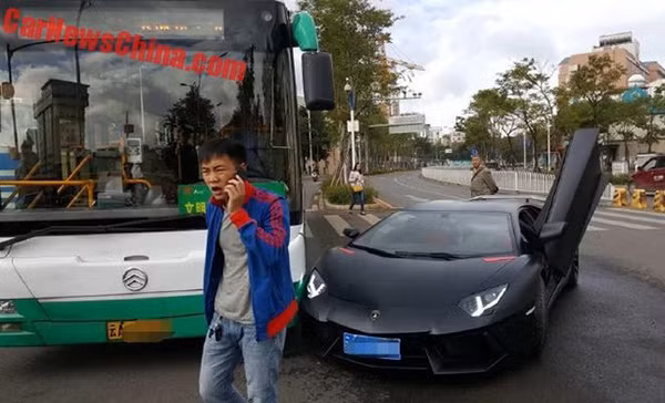Chủ nhân chiếc Lamborghini dù là người sai nhưng có vẻ rất bực tức.