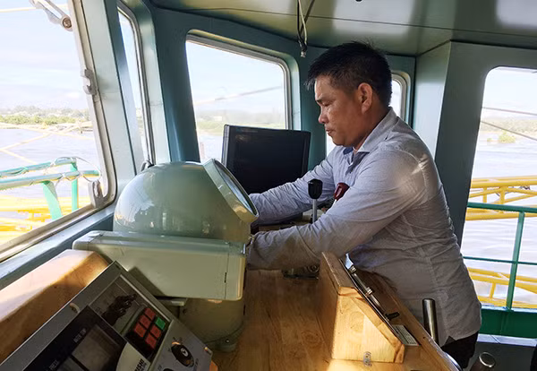 Ngư dân Huỳnh Thạch đang sửa soạn trang thiết bị trên tàu để chuẩn bị ra khơi.