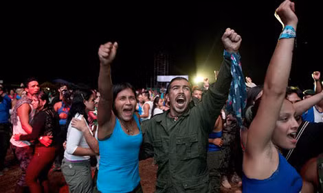 Thành viên FARC vui mừng nhảy múa sau khi Hiệp định hòa bình được ký kết. Thành viên FARC vui mừng nhảy múa sau khi Hiệp định hòa bình được ký kết.