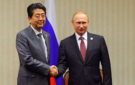 Thủ tướng Nhật Shinzo Abe gặp Tổng thống Nga Putin tại Diễn đàn Kinh tế phương Đông ở Vladivostok, tháng 9-2016. Thủ tướng Nhật Shinzo Abe gặp Tổng thống Nga Putin tại Diễn đàn Kinh tế phương Đông ở Vladivostok, tháng 9-2016.