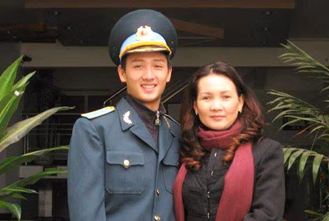 Nguyễn Văn Tùng rất yêu thương mẹ. Nguyễn Văn Tùng rất yêu thương mẹ.