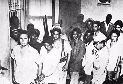 Fidel Castro (hàng đầu bên trái ảnh) và các đồng chí khi bị dẫn giải ra trước tòa.