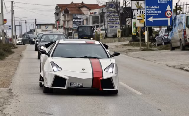 Chiếc Lamborghini Reventon xuất hiện trên đường phố. Chiếc Lamborghini Reventon xuất hiện trên đường phố.