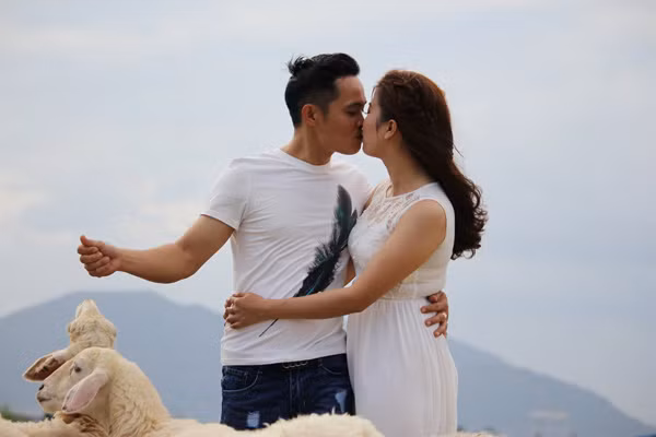 Phút thăng hoa với đàn cừu non.