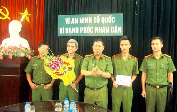 Khen thưởng các CBCS. Khen thưởng các CBCS.