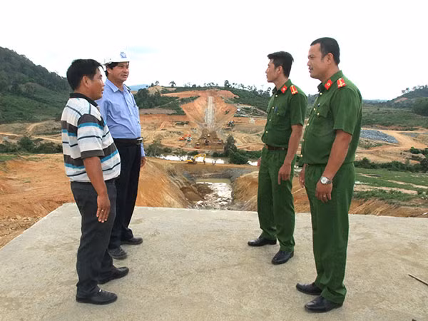 Cán bộ Công an huyện Ea Kar cùng BQL dự án và các nhà thầu kiểm tra an toàn thi công đập chính hồ chứa Krông Pách Thượng. Cán bộ Công an huyện Ea Kar cùng BQL dự án và các nhà thầu kiểm tra an toàn thi công đập chính hồ chứa Krông Pách Thượng.