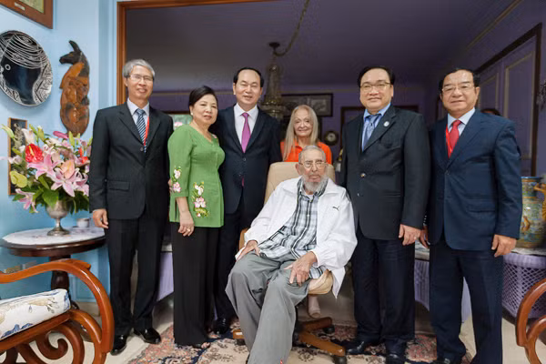 Chủ tịch nước Trần Đại Quang, phu nhân và các thành viên Đoàn đại biểu cấp cao Việt Nam chụp ảnh lưu niệm cùng lãnh tụ Fidel. Chủ tịch nước Trần Đại Quang, phu nhân và các thành viên Đoàn đại biểu cấp cao Việt Nam chụp ảnh lưu niệm cùng lãnh tụ Fidel.