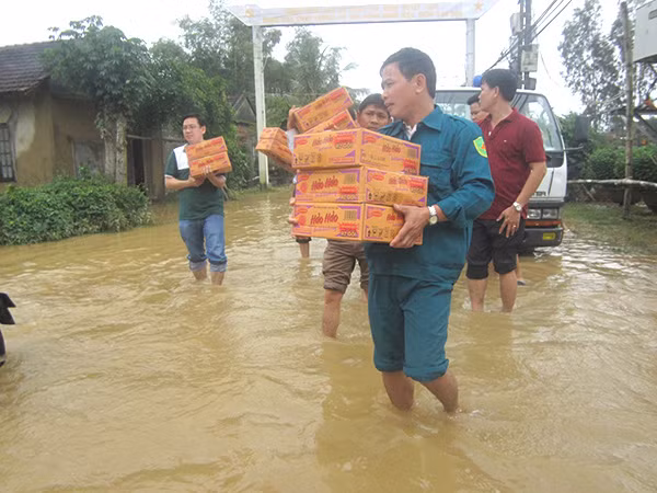Hơn 10.000 thùng mì ăn liền đã được các lực lượng Công an, dân quân khẩn trương đưa vào tiếp tế cho người dân vùng ngập.