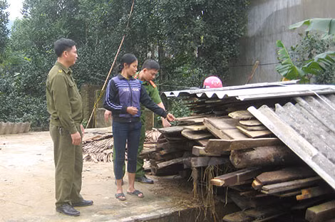 Chị Nguyễn Thị Huyền đứng trên nền căn nhà đã bị lũ cuốn trôi.
