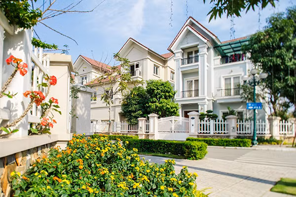 Nét “tây” sang trọng trong kiến trúc, quy hoạch đồng bộ và môi trường sinh thái thân thiện đã tạo nên một bản sắc riêng cho khu đô thị Vinhomes Riverside.