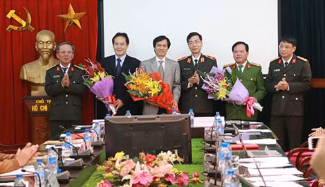 Ban Biên tập Báo CAND tặng hoa các vị khách mời.