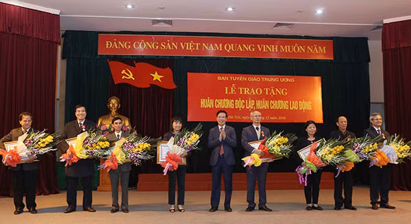 Đồng chí Võ Văn Thưởng, Ủy viên Bộ Chính trị, Bí thư Trung ương Đảng, Trưởng ban Tuyên giáo Trung ương trao Huân chương Lao động cho các cá nhân có thành tích xuất sắc. Ảnh: TTXVN.