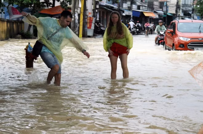 Lũ gây ngập nhà cửa, đường sá khiến việc đi lại của người dân khó khăn. Nhiều hộ sơ tán tài sản, đóng cửa nhà rồi đưa người thân đến nơi an toàn. Nhiều khách nước ngoài du lịch lội bộ vượt lũ. Lũ gây ngập nhà cửa, đường sá khiến việc đi lại của người dân khó khăn. Nhiều hộ sơ tán tài sản, đóng cửa nhà rồi đưa người thân đến nơi an toàn. Nhiều khách nước ngoài du lịch lội bộ vượt lũ.