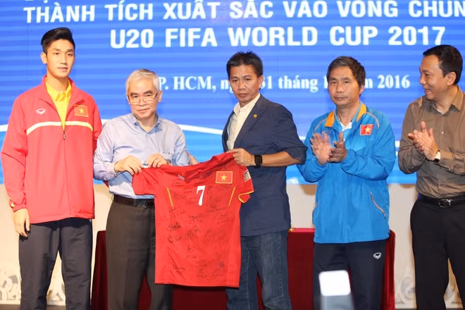HLV Hoàng Anh Tuấn thay mặt các học trò trao quà lưu niệm cho VFF. Đó là chiếc áo đấu có chữ ký của toàn bộ các thành viên đội tuyển U19 quốc gia.