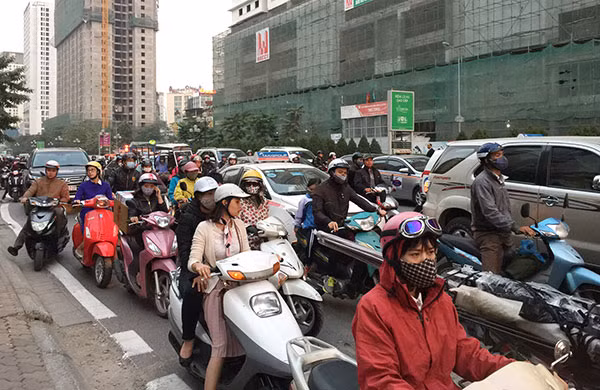 Đường Lê Văn Lương ùn ứ giao thông vào giờ cao điểm mặc dù xe buýt nhanh chưa vận hành.