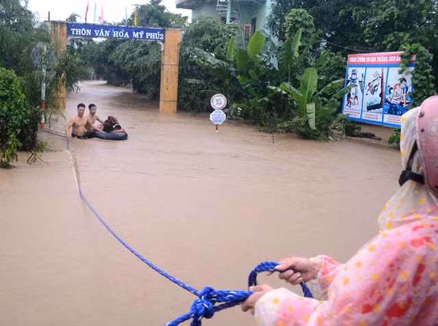 Lực lượng cứu hộ và người dân bơi vào nước lũ cứu 4 cô giáo và 15 học sinh mầm non ở xã An Hiệp (Tuy An, Phú Yên).