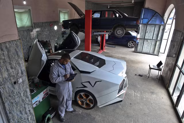 Anh Selmani tự chế chiếc Lamborghini Reventon trong xưởng chữa chữa ô tô của gia đình. Anh Selmani tự chế chiếc Lamborghini Reventon trong xưởng chữa chữa ô tô của gia đình.
