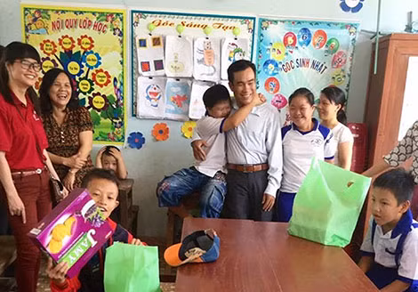 Những nụ cười rạng rỡ của những đứa trẻ không được lành lặn.
