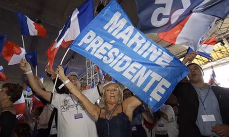 Người ủng hộ bà Marine Le Pen tụ họp tại Côte dAzure đêm 17-9.