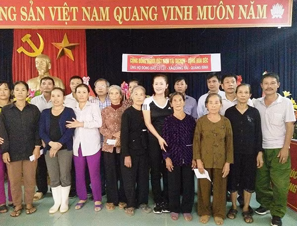 Đoàn hỗ trợ của bà con Việt kiều tỉnh Tachov chụp ảnh chung với người dân vùng lũ xã Quảng Hải.