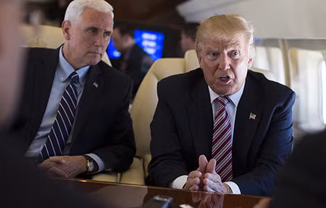 Ông Donald Trump (bên phải) mạnh mẽ phản bác quan điểm của ông Mike Pence (bên trái) tại cuộc tranh luận với bà Hillary Clinton. Ông Donald Trump (bên phải) mạnh mẽ phản bác quan điểm của ông Mike Pence (bên trái) tại cuộc tranh luận với bà Hillary Clinton.
