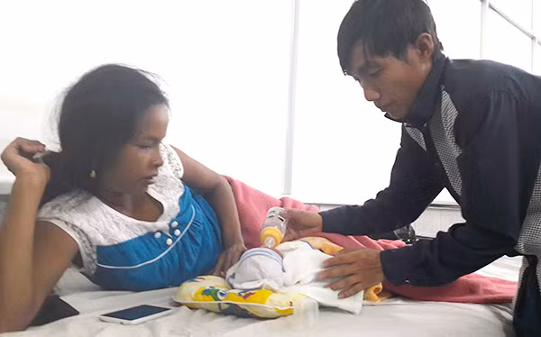 Chị Thị Ngọc Ánh rất hạnh phúc khi sinh con trên tàu cả hai mẹ con đều khoẻ mạnh.