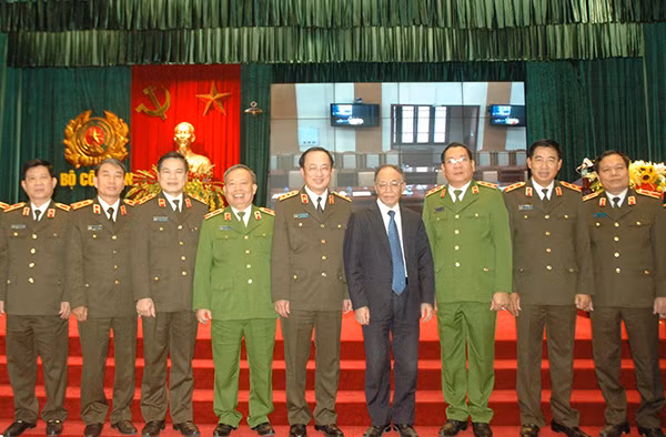 Thượng tướng PGS.TS., Thứ trưởng Nguyễn Văn Thành, GS.TS Hoàng Chí Bảo cùng các đại biểu dự Hội nghị.
