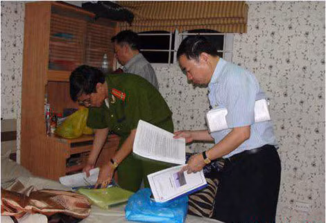 Cơ quan Công an khám xét hồ sơ các vụ lừa đảo dự án.
