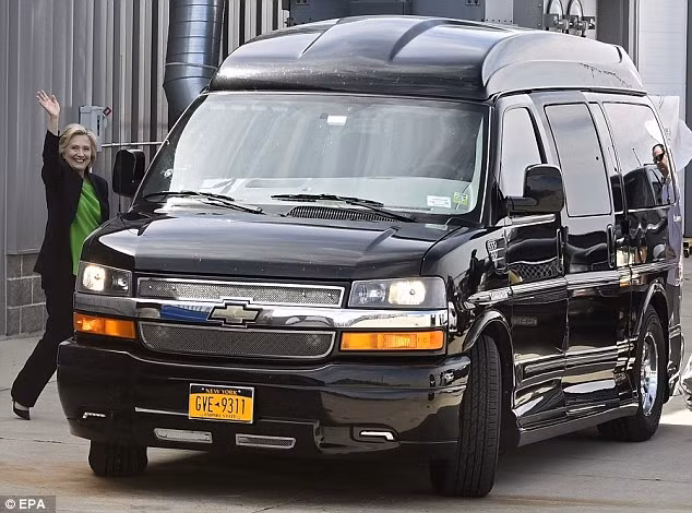Ứng viên Tổng thống Mỹ Hillary Clinton sử dụng chiếc Chevrolet van với tên gọi Scooby Doo trong chiến dịch tranh cử. Ảnh: EPA.