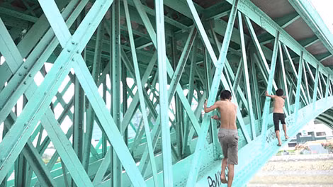 Cuộc sống bấp bênh đánh đu với nguy hiểm. Cuộc sống bấp bênh đánh đu với nguy hiểm.