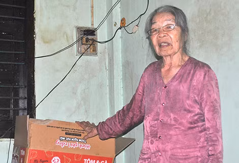 Hằng tháng, cụ Gái đều chuẩn bị những thùng quà để tặng học sinh nghèo.