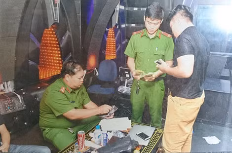 Tang vật trong một chuyên án ma túy lớn do Đại tá Thính và đồng đội triệt phá. Tang vật trong một chuyên án ma túy lớn do Đại tá Thính và đồng đội triệt phá.