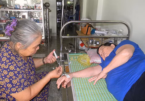 Ngoài cứu nạn những người bị TNGT, bà Liên còn khám chữa bệnh cho người dân trong làng.
