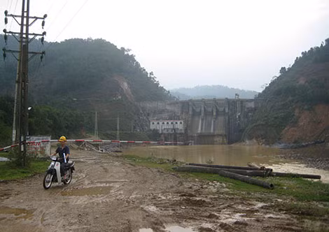 Dưới chân thủy điện Hố Hô.