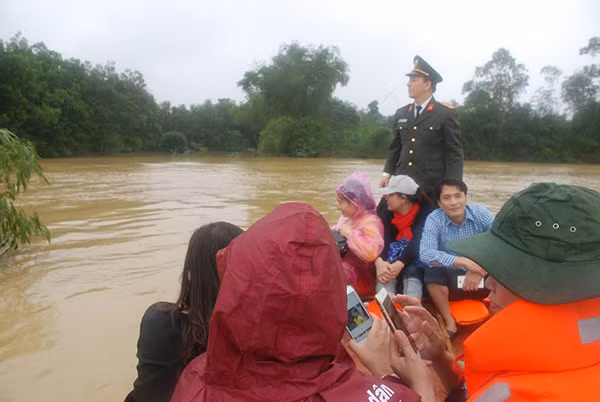Niềm vui của các thành viên trong Đoàn công tác sau khi tới tận nơi thăm hỏi, tặng quà đồng bào vùng lũ đang bị cô lập ở huyện Hương Khê (Hà Tĩnh).