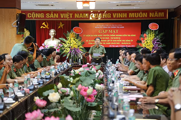Trung tướng Trần Bá Thiều, Bí thư Đảng ủy, Tổng cục trưởng Tổng cục Chính trị CAND phát biểu tại cuộc gặp mặt. Trung tướng Trần Bá Thiều, Bí thư Đảng ủy, Tổng cục trưởng Tổng cục Chính trị CAND phát biểu tại cuộc gặp mặt.