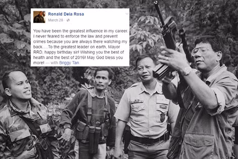 Dela Rosa (ngoài cùng bên trái) cùng Tổng thống Rodrigo Duterte khi ở Davao nhiều năm trước.