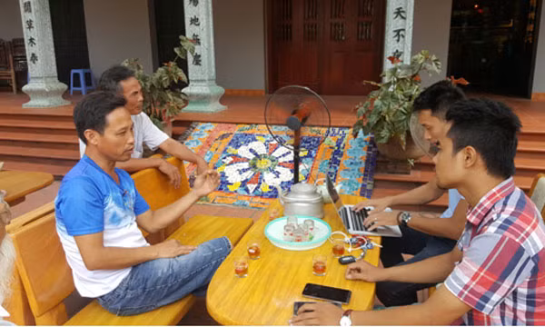 Ông Lê Ngọc Anh (bên trái), Trưởng thôn Mễ Sở chia sẻ thông tin sự việc.